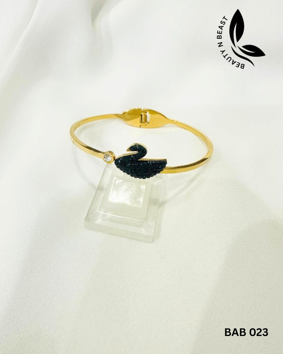 Stainless Steel Black Swan Set of pendant, handcuff and ear studs.